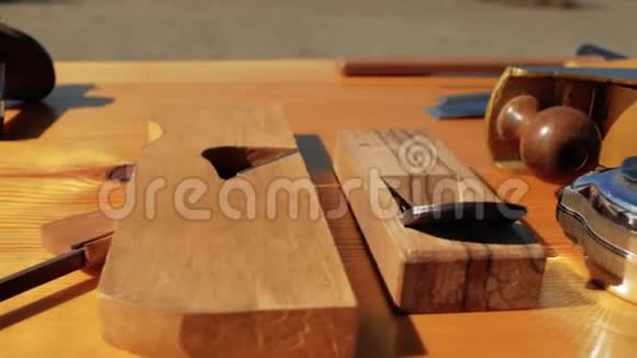 木制桌子上的木工工具细木工工具包视频的预览图