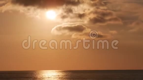 希腊爱奥尼亚岛美丽的红日落时视频的预览图