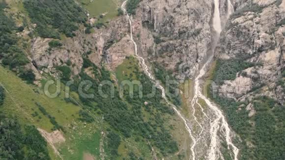 4k大瀑布和山河的空中全景视频的预览图