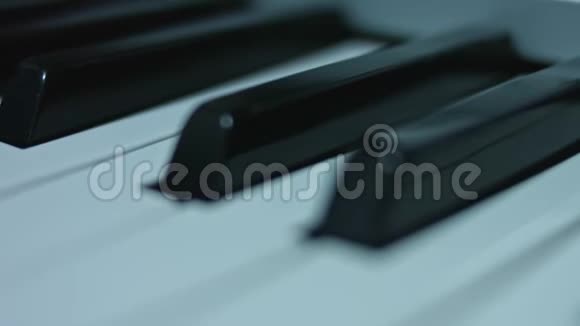 钢琴键盘背景具有选择性聚焦暖色调图像视频的预览图
