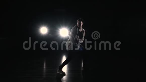 男人在舞台上跳舞视频的预览图