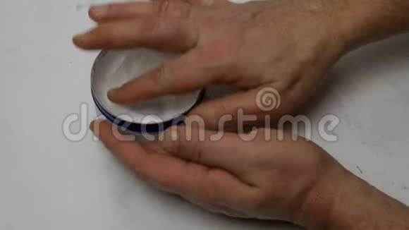 男性用保湿霜涂抹手部和手指视频的预览图