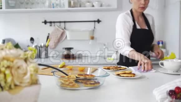 有魅力的女人用自己的手准备薄饼和水果视频的预览图