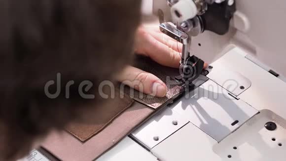 工匠在缝纫机上缝制皮手提包的内袋视频的预览图