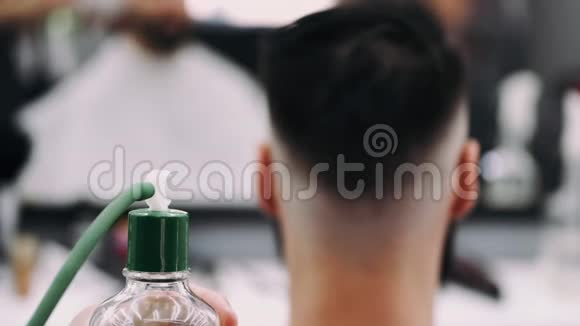 理发师用来理发的许多不同工具视频的预览图