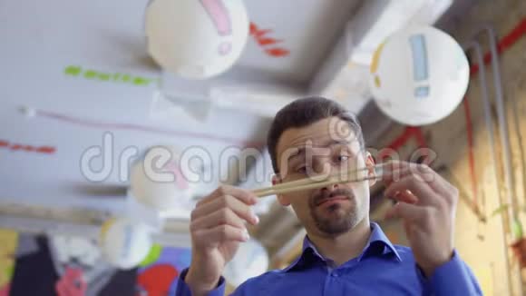 男人打破了中国筷子视频的预览图