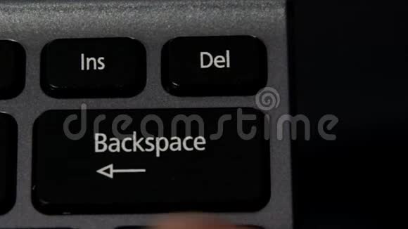 手按笔记本电脑键盘后退键视频的预览图