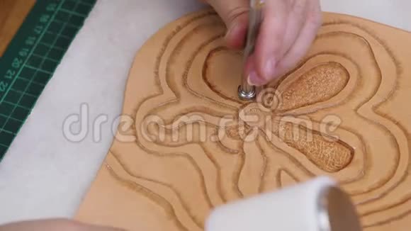 工艺品邮票花饰皮革与背景垫冲压工具视频的预览图