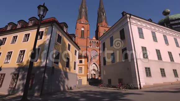 在蓝天背景下的旧建筑之间的大教堂的美丽景色欧洲瑞典视频的预览图