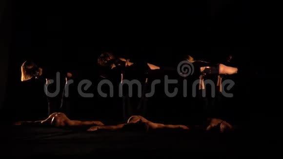 男人轮流把女人扔到空中躺在脚上做杂技瑜伽慢动作视频的预览图