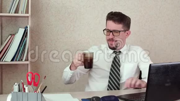 男人办公室经理留着胡子和眼镜开心地喝着咖啡视频的预览图