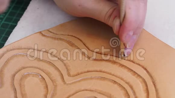 手工邮票装饰皮革与梨色背景冲压工具视频的预览图