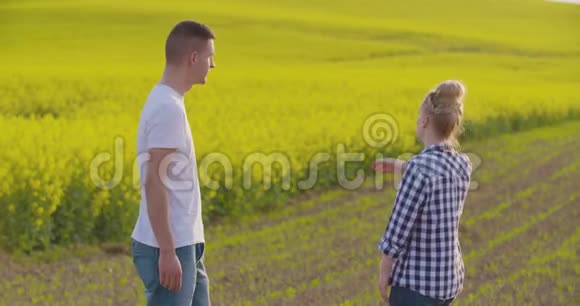农民在农场边握手边说话视频的预览图