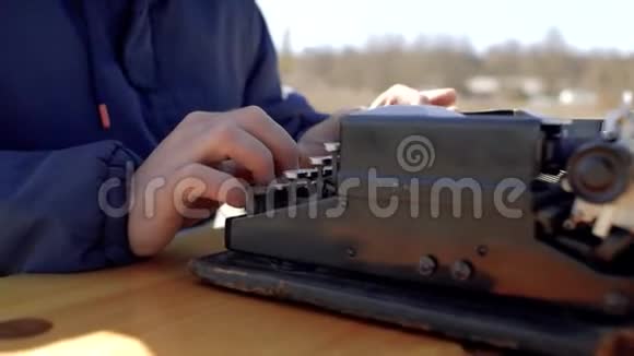 人类在自然界中使用旧打字机打字男性手按打字机的键关闭视频的预览图