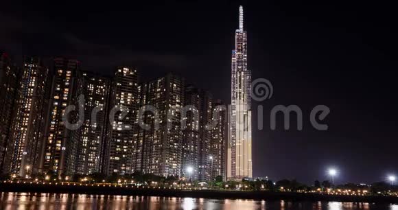 胡志明市晚上西贡文霍姆最高的摩天大楼视频的预览图
