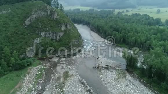 一条山河的河口空中勘测视频的预览图