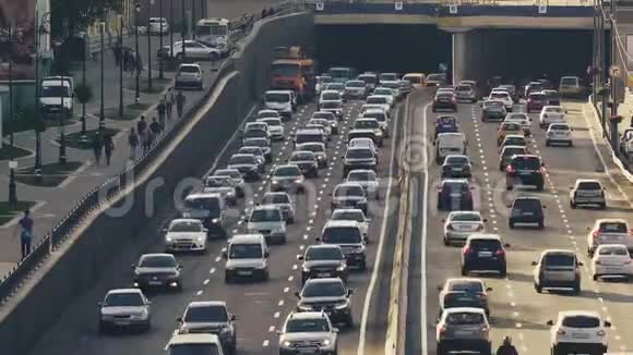 高速公路上繁忙的交通视频的预览图