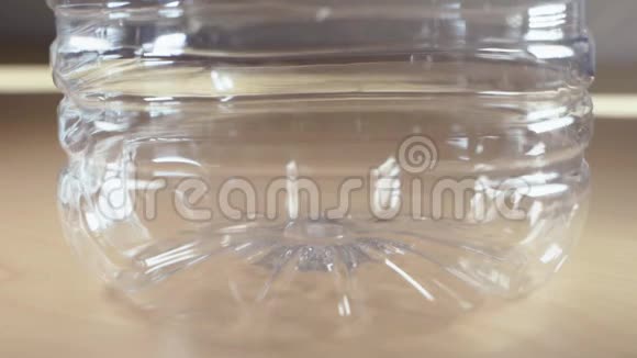 小世界的球体落在塑料水瓶里视频的预览图