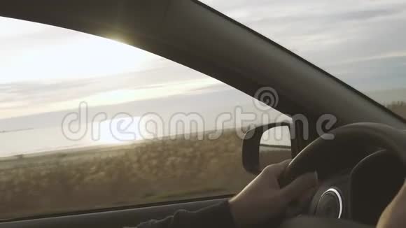 乘坐汽车司机导游视频的预览图