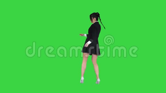 女生在绿色屏幕上跳舞色键视频的预览图