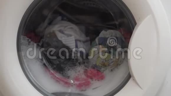 特写滚筒洗衣机视频的预览图