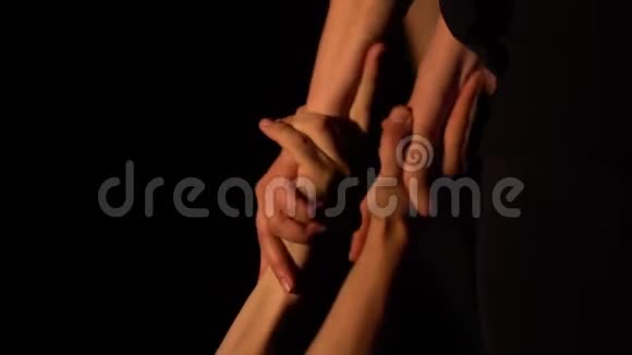 一个女人和一个男人握着手倒挂在杂技瑜伽上靠近视频的预览图