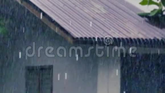 一个旧金属屋顶下大雨倾盆大雨倾盆视频的预览图