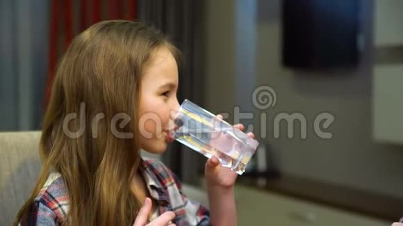 健康的家庭生活方式喝水健康视频的预览图