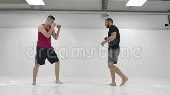 镜头跟在摔跤手后面MMA战斗机在训练轨道上设计摔跤装备捕获视频的预览图
