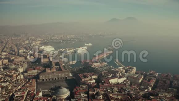 意大利那不勒斯港和著名的维苏威火山的鸟瞰图视频的预览图