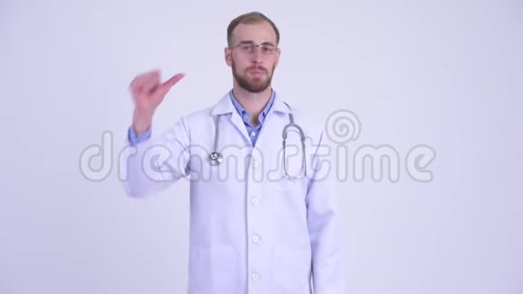 戴着胡子的医生竖起大拇指视频的预览图