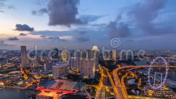 新加坡的天际线和著名的新加坡渡轮在黄昏时日夜轮视频的预览图