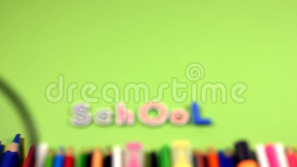 放大镜后面的学校单词和教育工具视频的预览图