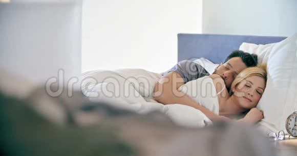 金发女人和男人微笑拥抱和睡觉恋爱中的情侣在卧室里醒来高加索人视频的预览图