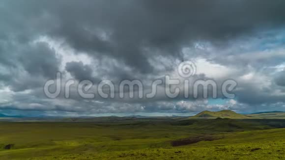 云在冰岛的群山和平原上移动视频的预览图