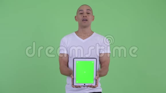 快乐的英俊秃头说话显示数字平板电脑视频的预览图