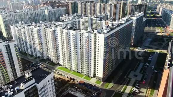 从上面看到的现代房地产动作新建住宅区的俯视图视频的预览图
