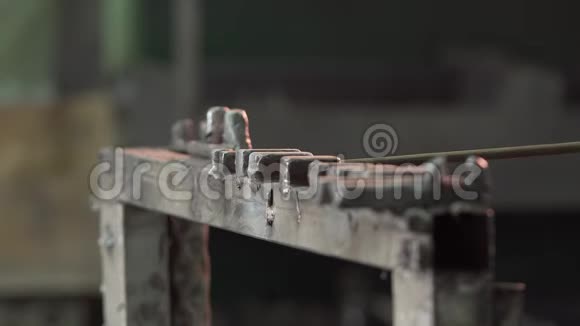 铁匠用特殊工具修直铁棒视频的预览图
