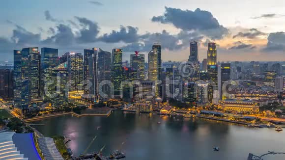 新加坡商业区的摩天大楼在傍晚白天到晚上都有水反射视频的预览图