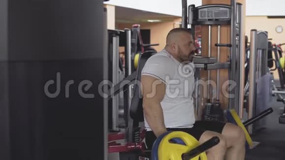 慢动作健身器中的三头肌练习视频的预览图