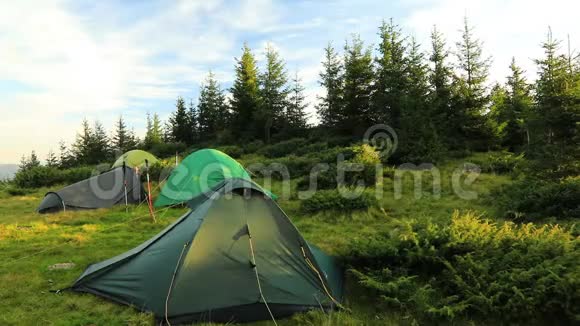 山林边缘的绿色帐篷视频的预览图