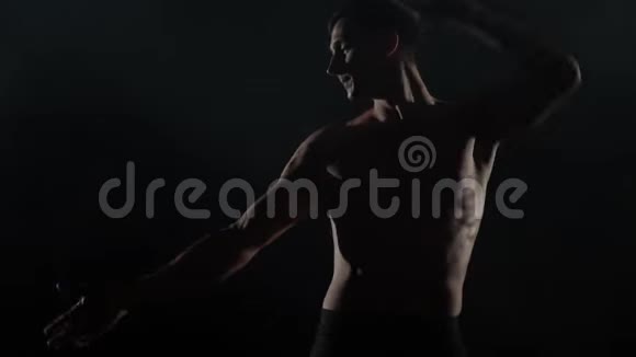 女人在黑暗中爬上肌肉男的肩膀视频的预览图