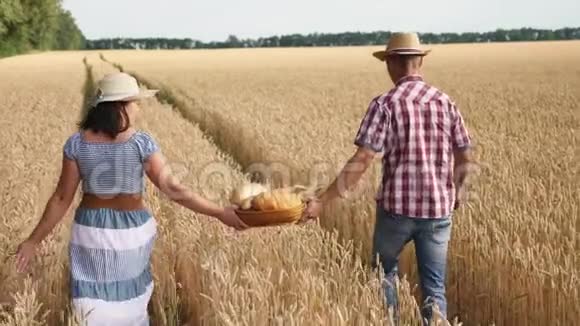 农夫和农夫把面包放在篮子里视频的预览图