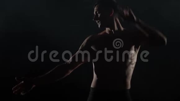 慢动作射击男人赤裸上身帮助女人爬上肩膀视频的预览图