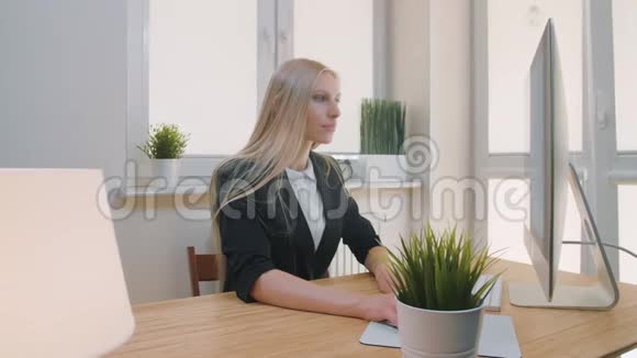 坐在工作场所的女人心烦意乱金发悲伤的女性穿着优雅的衣服在失败或坏消息后抓着头坐着视频的预览图