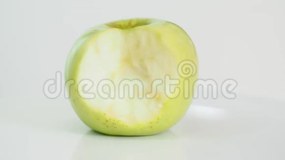 白色盘子上的黄绿色苹果旋转视频的预览图