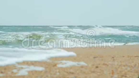 在阳光明媚的天气里海浪大到海滩视频的预览图