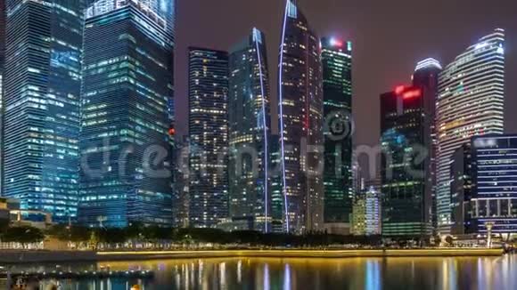 夜晚新加坡商业区摩天大楼的景观与水反射时间超移视频的预览图