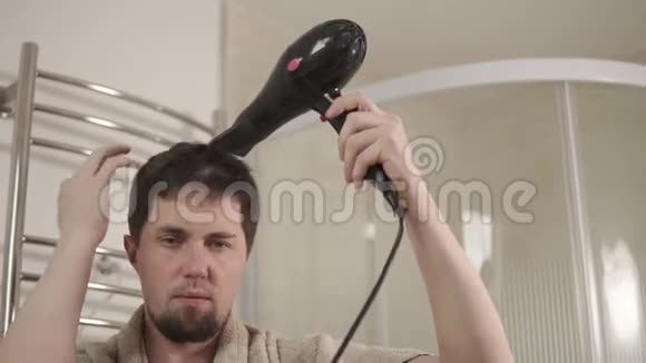 帅哥洗澡后正在用吹风机擦干湿发视频的预览图