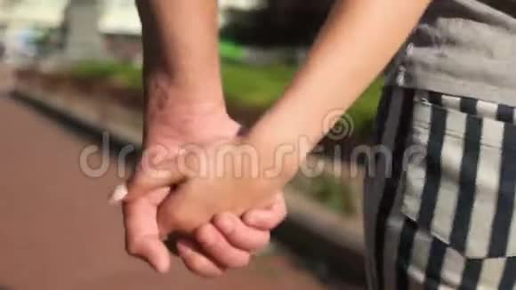 年轻夫妇互相牵手视频的预览图